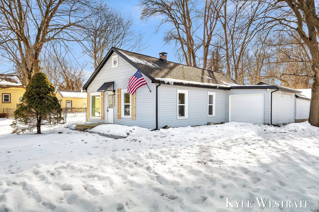 Photo of 4035 Leland Avenue NW, Comstock Park, MI 49321 (MLS # 26005301)