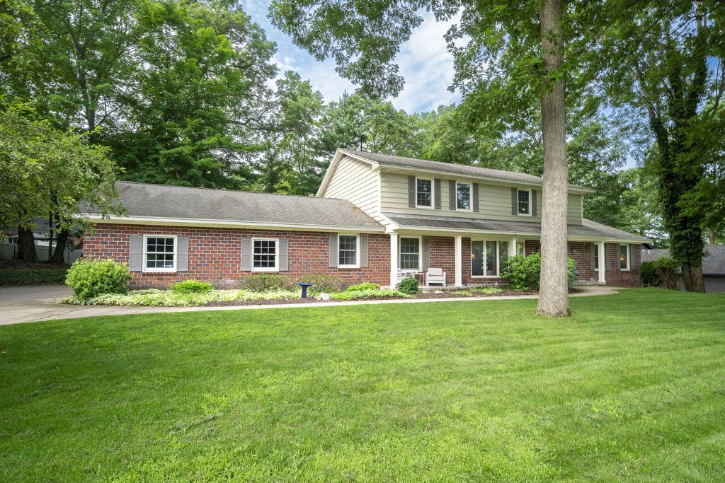 Photo of 2537 Shadowbrook Drive SE, Grand Rapids, MI 49546 (MLS # 24038102)