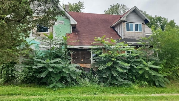 2080 E EMPIRE AVE, BENTON HARBOR, MI 49022 - Image d8ea23aa18d492f44e5ac82036ceacf8/82745385