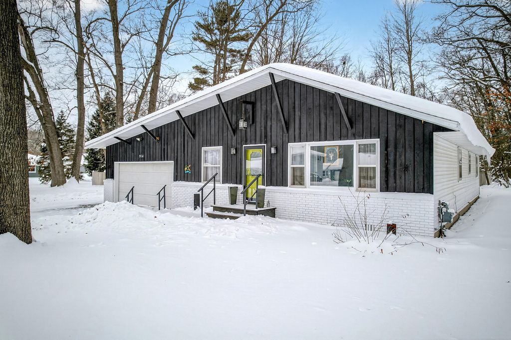 Photo of 914 Victor Avenue, Muskegon, MI 49445 (MLS # 26002762)