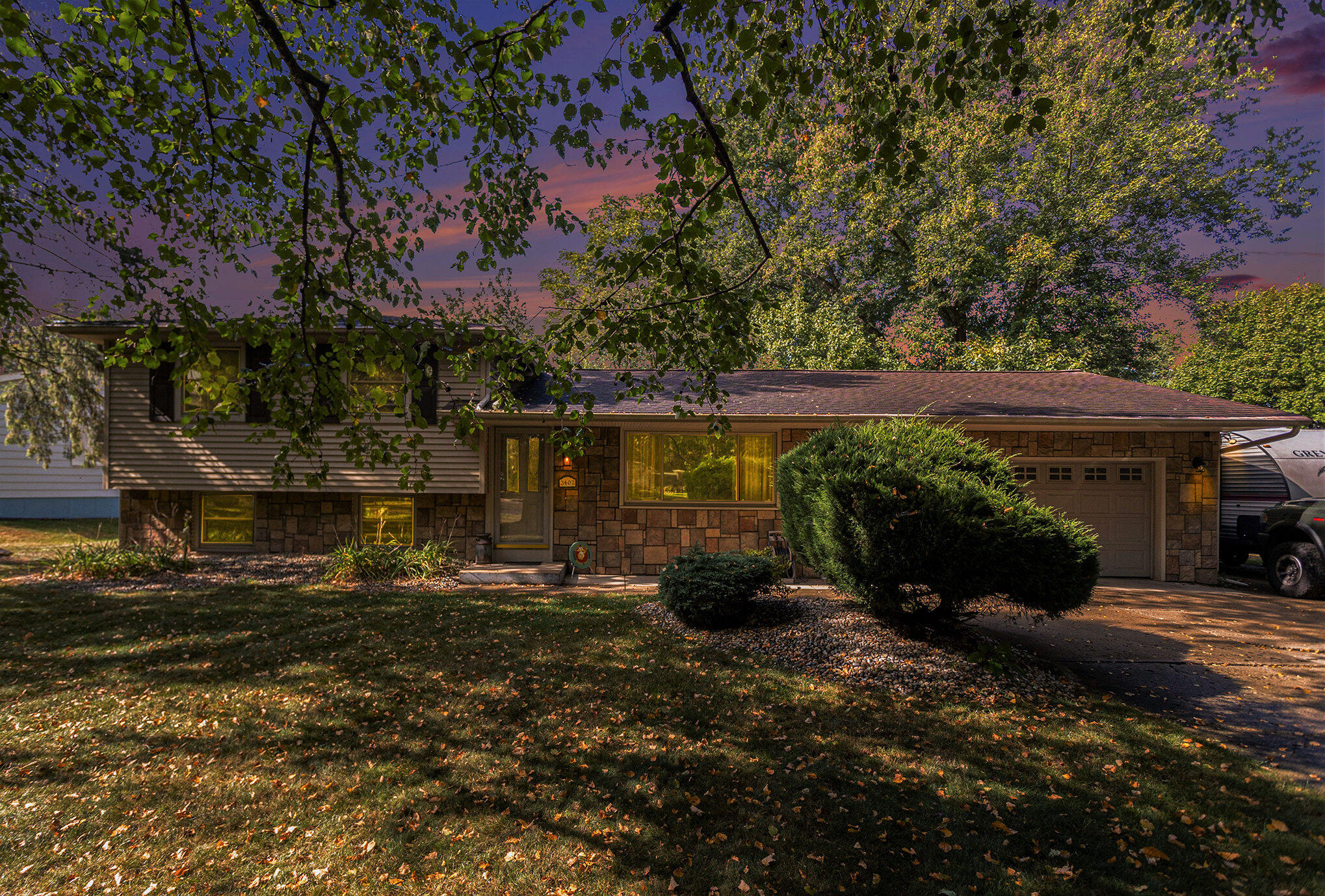 Battle Creek, Michigan 49015, United States, 3 Bedrooms Bedrooms, ,2 BathroomsBathrooms,Residential,Pending,41854