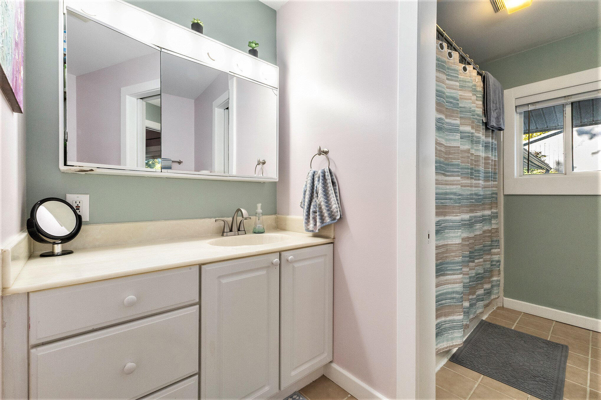 Grand Rapids, Michigan 49546, United States, 3 Bedrooms Bedrooms, ,2 BathroomsBathrooms,Residential,Active,231918