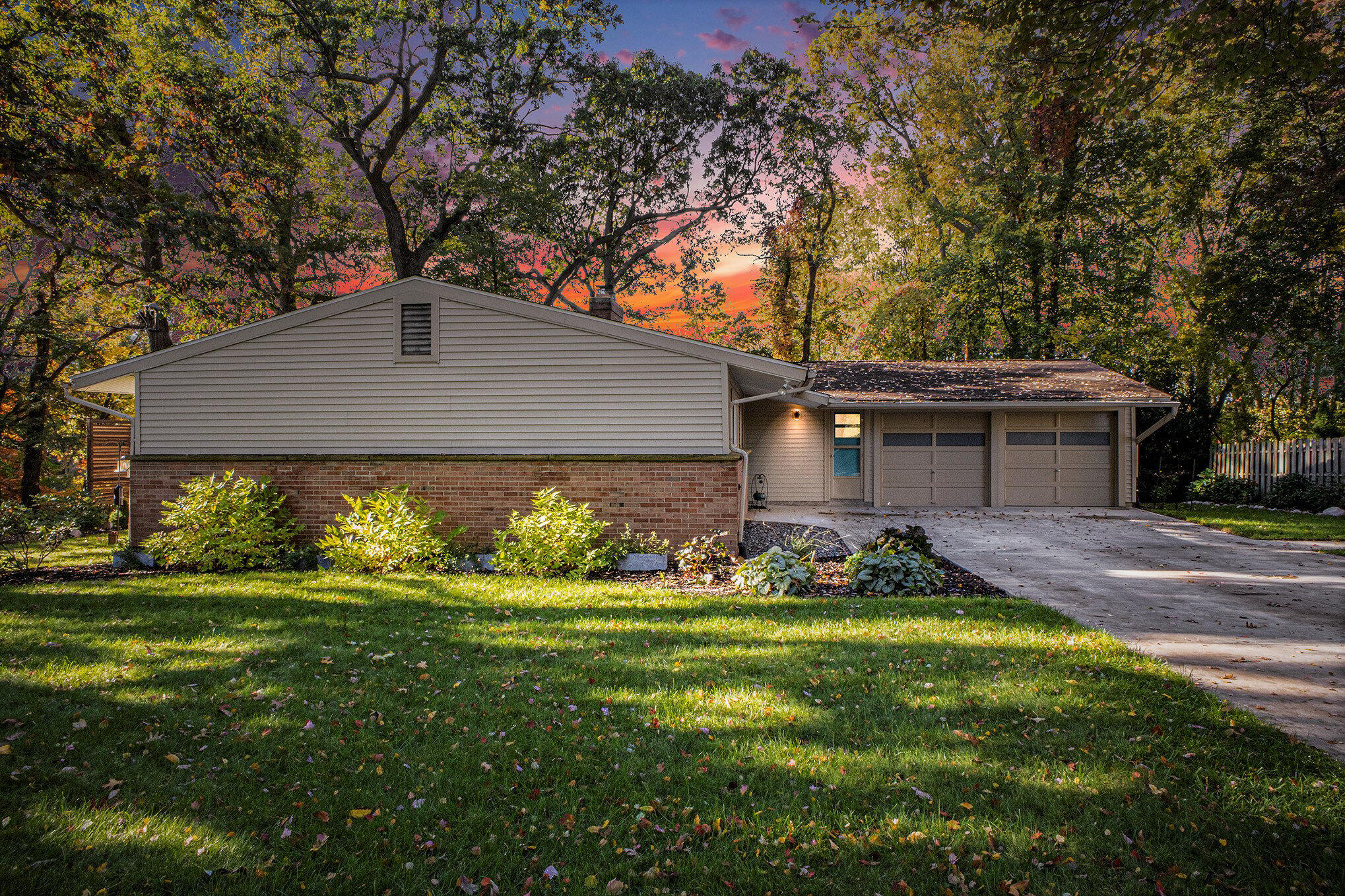 Grand Rapids, Michigan 49546, United States, 3 Bedrooms Bedrooms, ,2 BathroomsBathrooms,Residential,Active,231918
