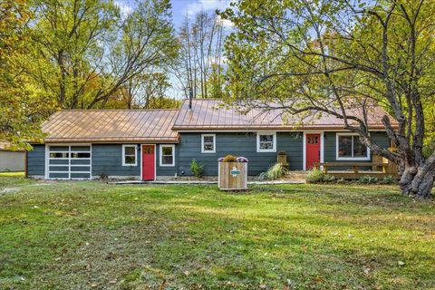 Photo of 12980 Crestview Drive, Sawyer, MI 49125 (MLS # 25055914)