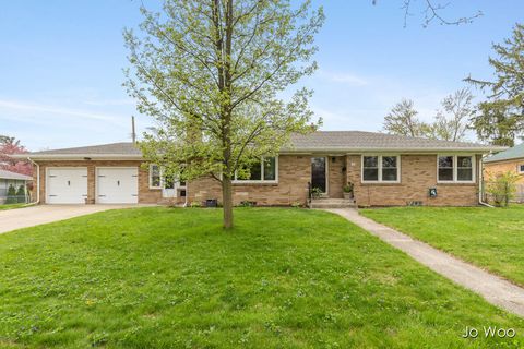 Photo of 731 Larkspur Avenue NW, Grand Rapids, MI 49504 (MLS # 26018874)