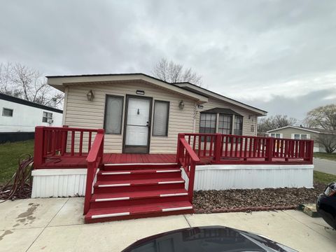 Photo of 52239 Oxford Lane, Chesterfield, MI 48051 (MLS # 26013285)