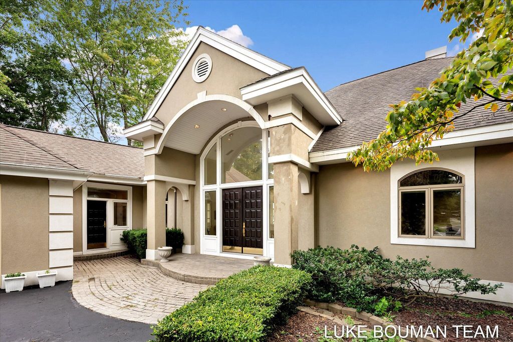 Photo of 15919 Orchard Point Drive, Spring Lake, MI 49456 (MLS # 25047334)