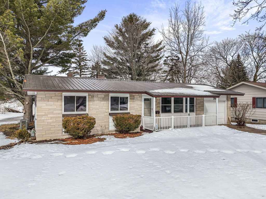 Photo of 718 Sunset Lane, Cadillac, MI 49601 (MLS # 26005793)
