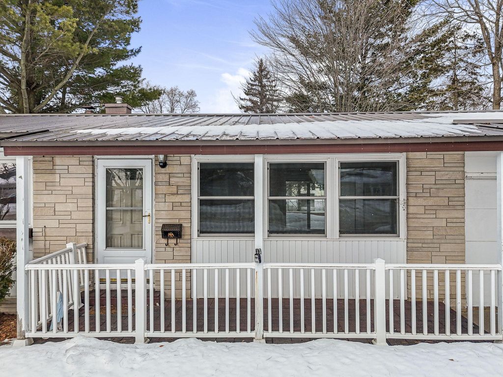 Photo of 718 Sunset Lane, Cadillac, MI 49601 (MLS # 26005793)