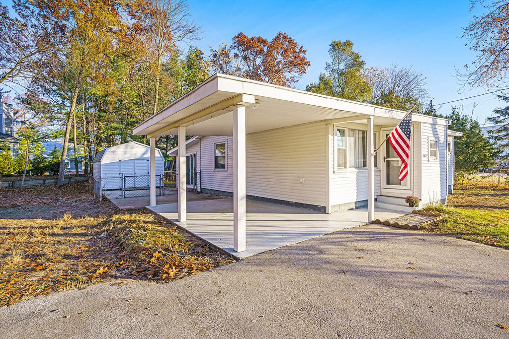 Photo of 2962 Riverview Avenue, Muskegon, MI 49445 (MLS # 25059591)