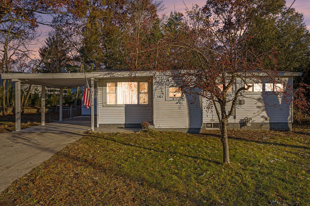 Photo of 2962 Riverview Avenue, Muskegon, MI 49445 (MLS # 25059591)