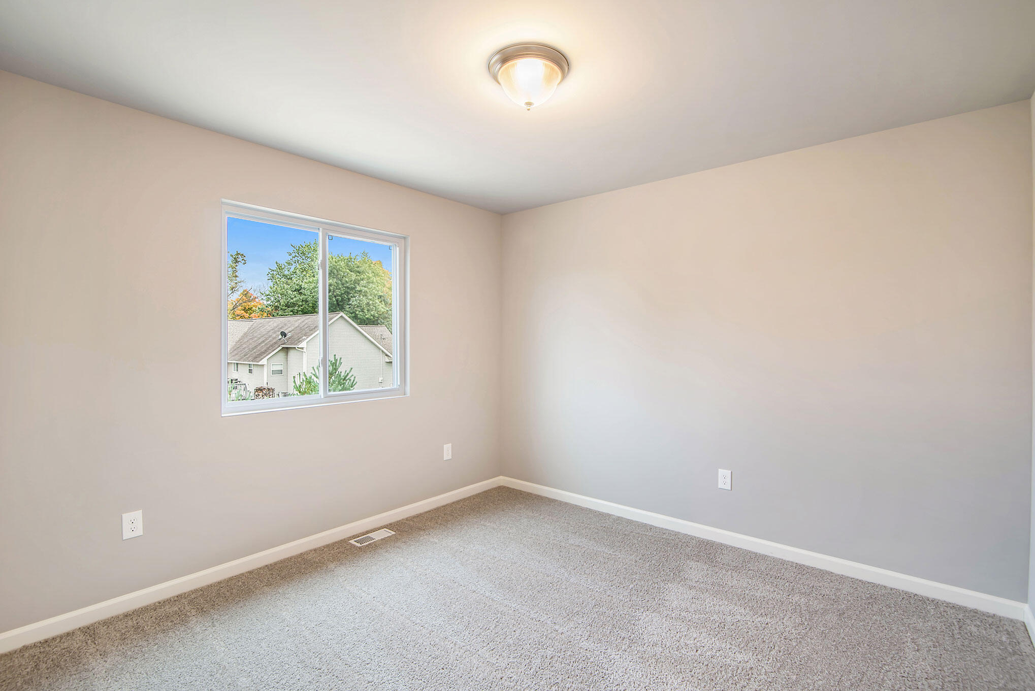 Photo 13 of 22 of 47680 Silver Oaks West house
