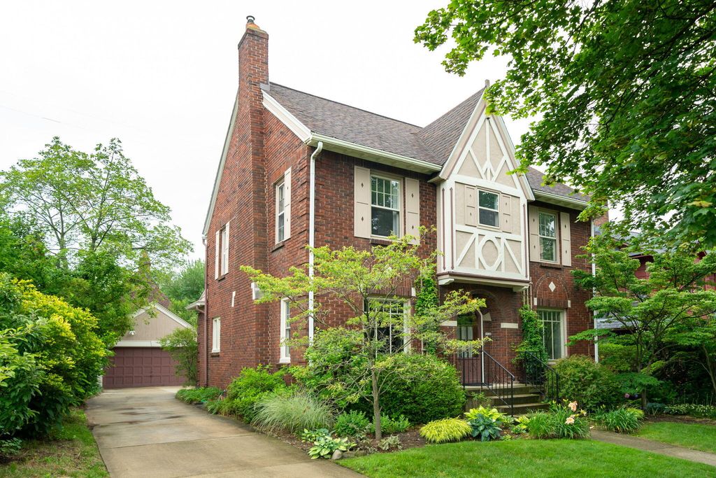 Photo of 1144 East Chippewa Drive SE, Grand Rapids, MI 49506 (MLS # 23024575)