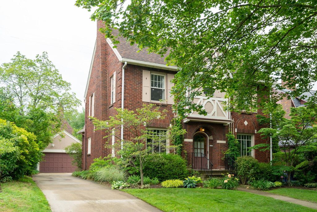 Photo of 1144 East Chippewa Drive SE, Grand Rapids, MI 49506 (MLS # 23024575)