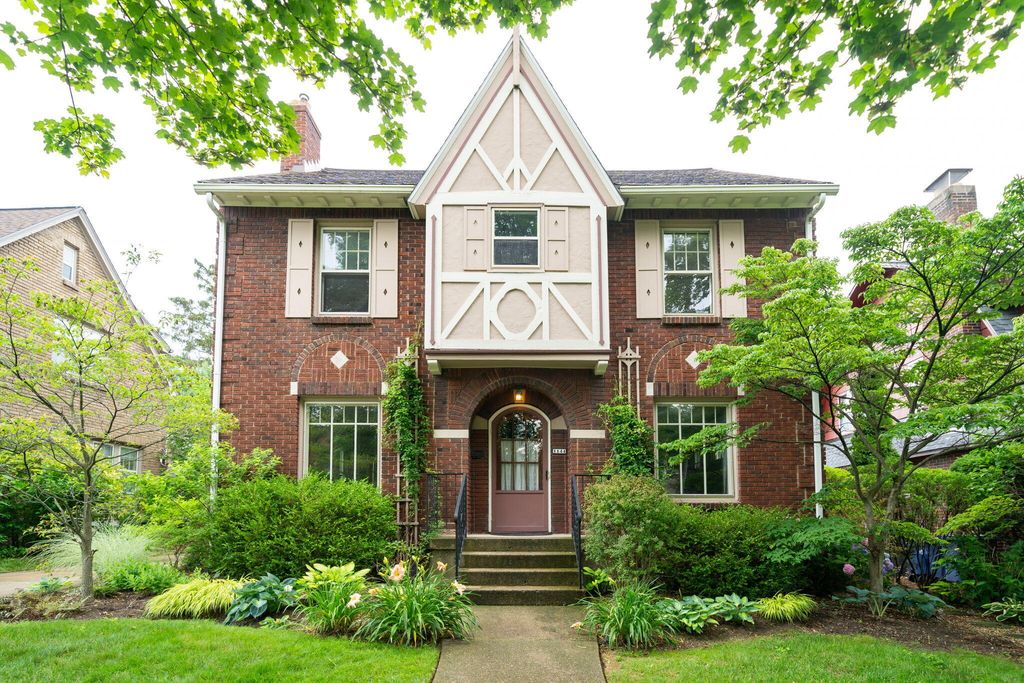 Photo of 1144 East Chippewa Drive SE, Grand Rapids, MI 49506 (MLS # 23024575)