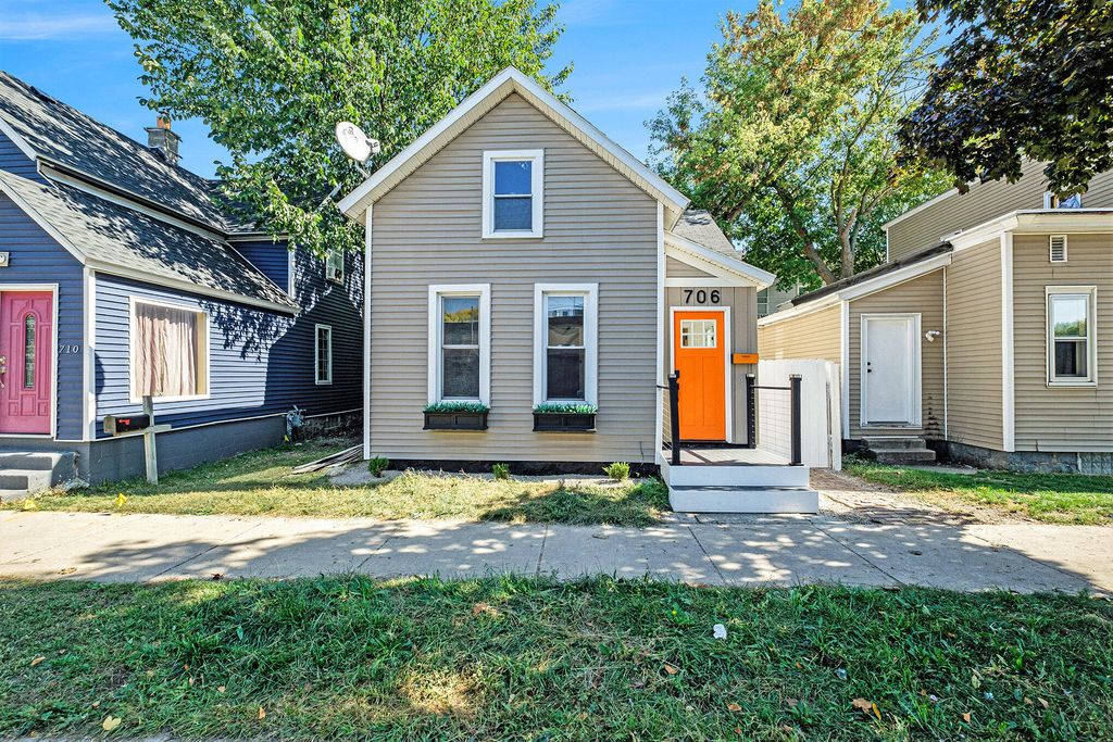 Photo of 706 Alpine Avenue NW, Grand Rapids, MI 49504 (MLS # 23141980)