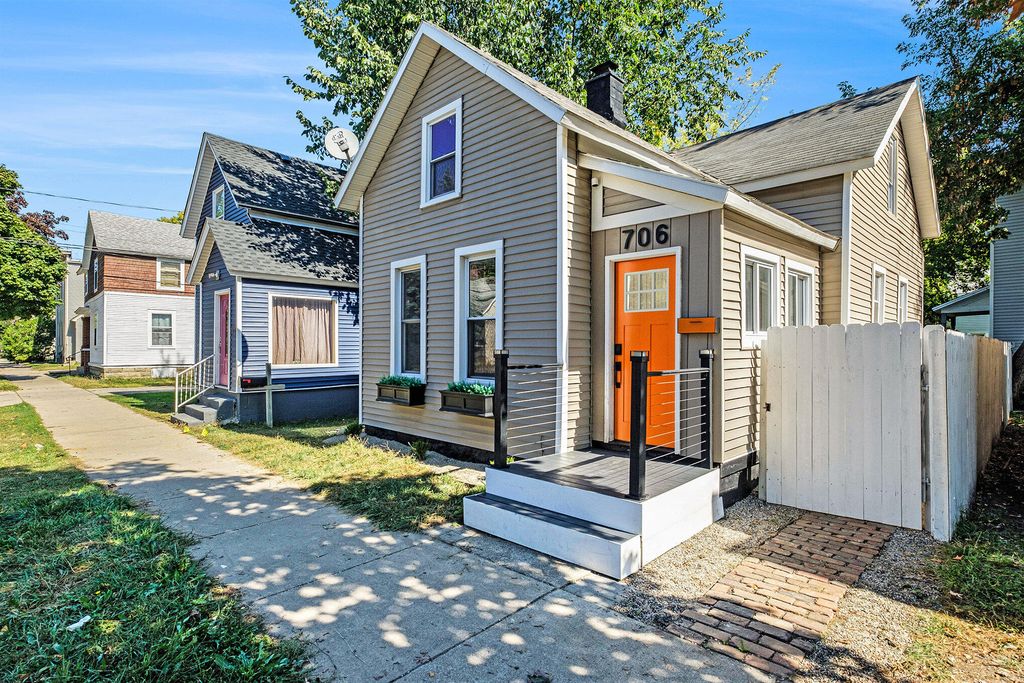 Photo of 706 Alpine Avenue NW, Grand Rapids, MI 49504 (MLS # 23141980)