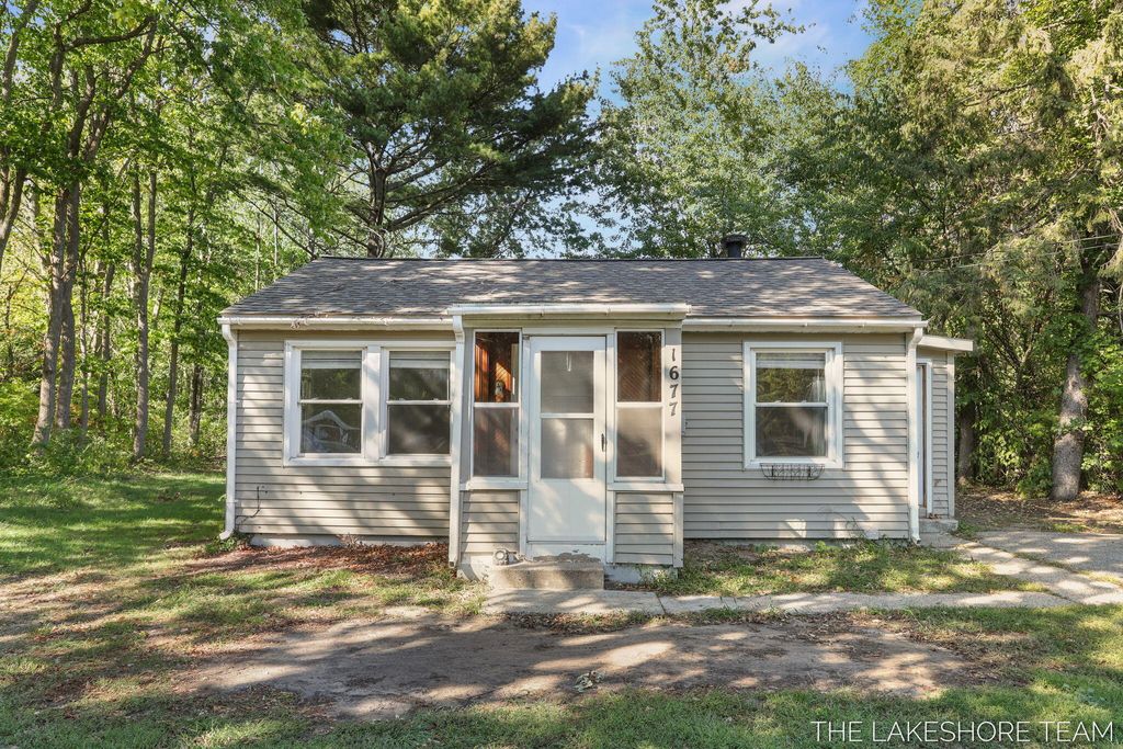 Photo of 1677 W Lakewood Boulevard, Holland, MI 49424 (MLS # 25051744)