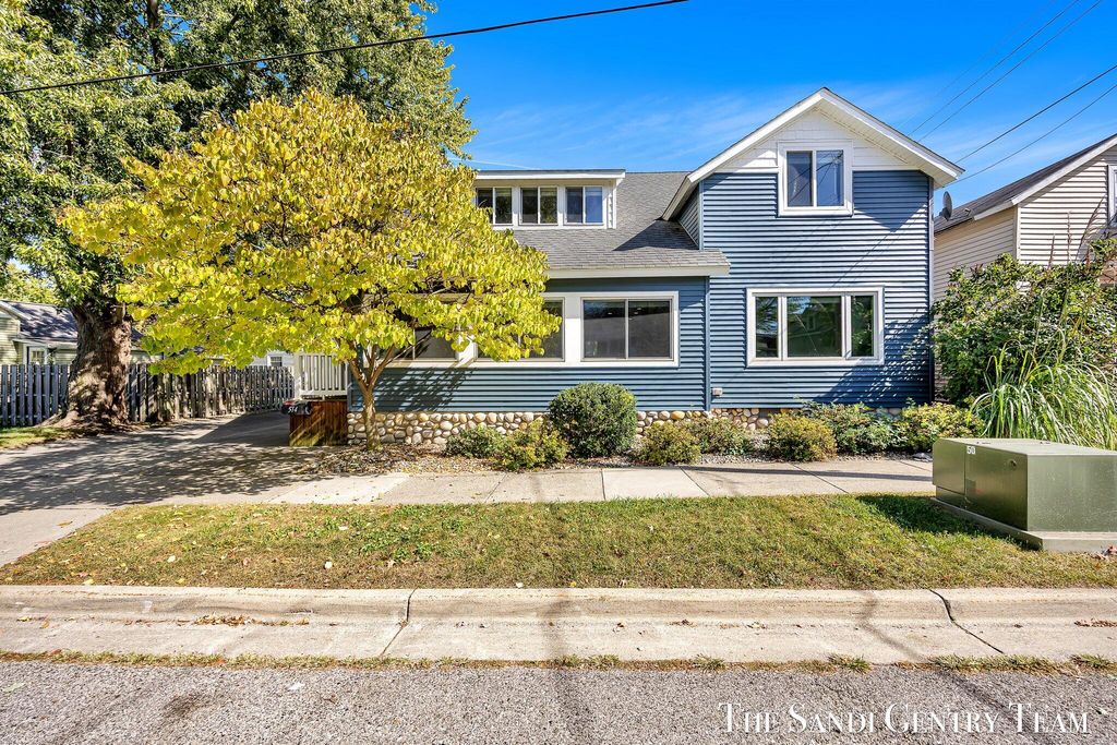 Photo of 514 N 5th Street, Grand Haven, MI 49417 (MLS # 25050952)