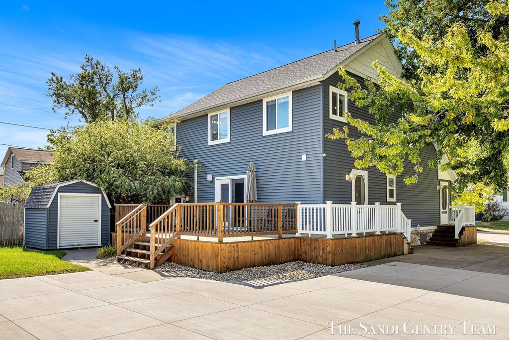 Photo of 514 N 5th Street, Grand Haven, MI 49417 (MLS # 25050952)
