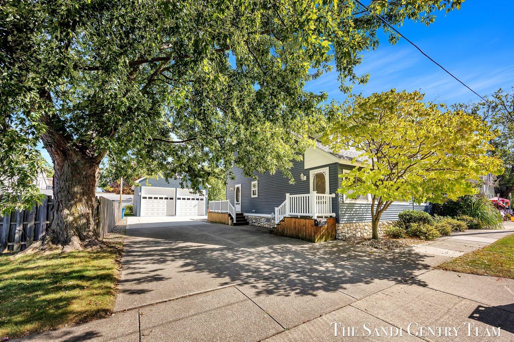 Photo of 514 N 5th Street, Grand Haven, MI 49417 (MLS # 25050952)