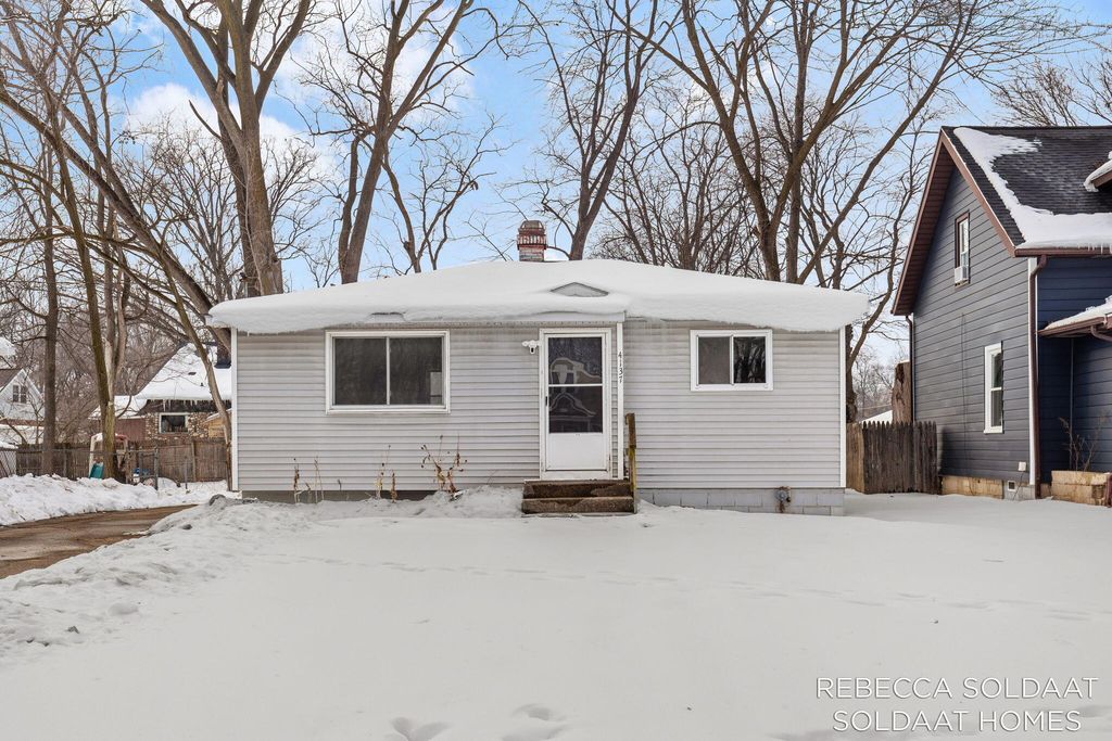 Photo of 4137 Madison Avenue SE, Grand Rapids, MI 49548 (MLS # 26005037)