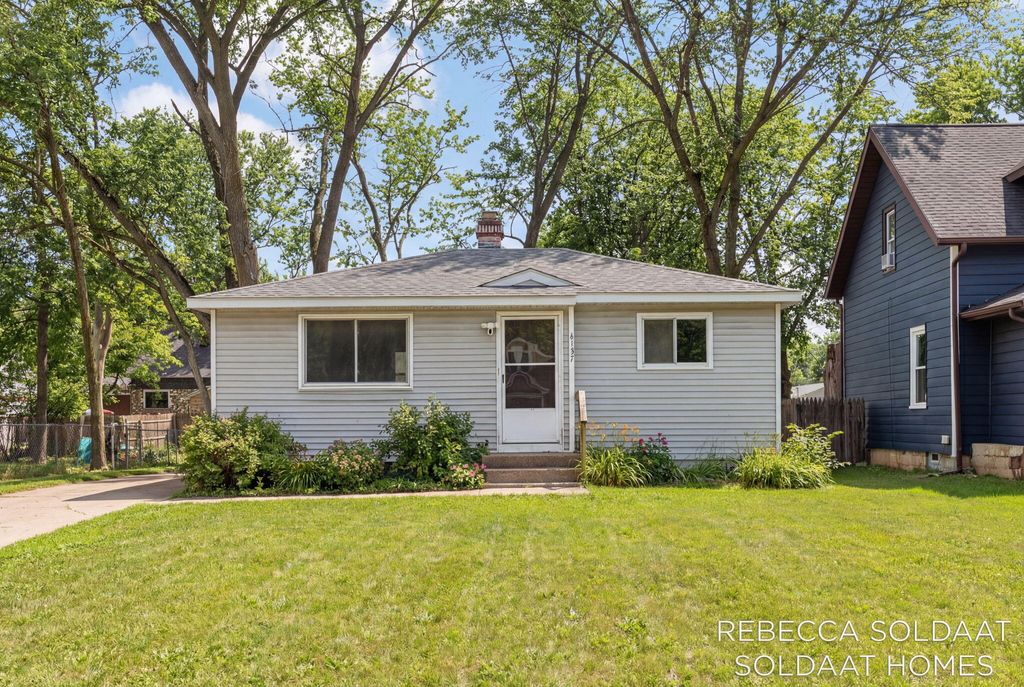 Photo of 4137 Madison Avenue SE, Grand Rapids, MI 49548 (MLS # 26005037)