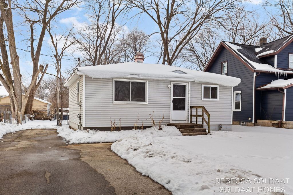 Photo of 4137 Madison Avenue SE, Grand Rapids, MI 49548 (MLS # 26005037)