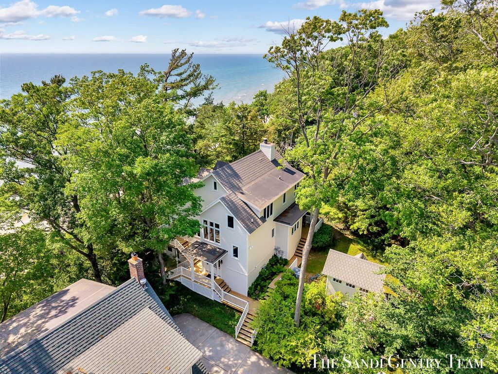 Photo of 18215 Spindle Drive, Grand Haven, MI 49417 (MLS # 25013910)