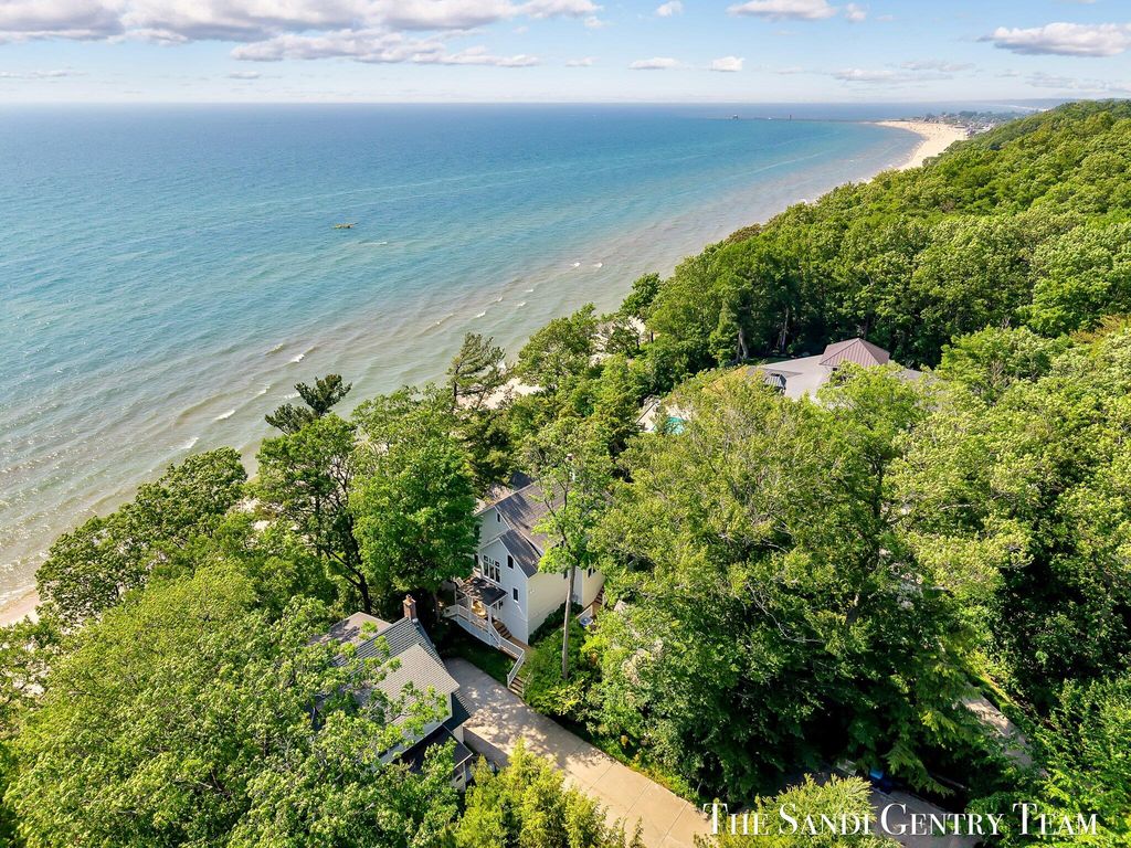 Photo of 18215 Spindle Drive, Grand Haven, MI 49417 (MLS # 25013910)