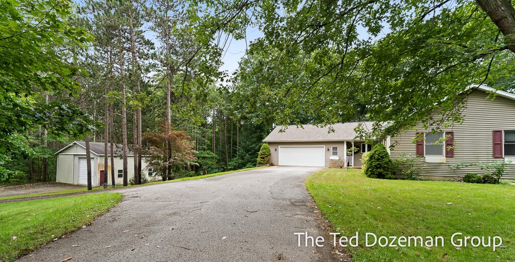 Photo of 16565 Greenly Street, Holland, MI 49424 (MLS # 26049794)