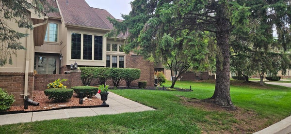 37676 N LAUREL PARK DR, LIVONIA, MI 48152 - Image e7a859bb9d30e7a788fcba286438ef6b/236416389