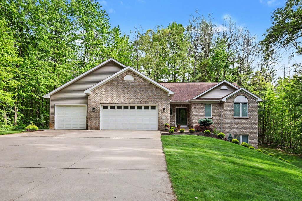 Photo of 5224 Bonasa Drive NE, Rockford, MI 49341 (MLS # 26042476)