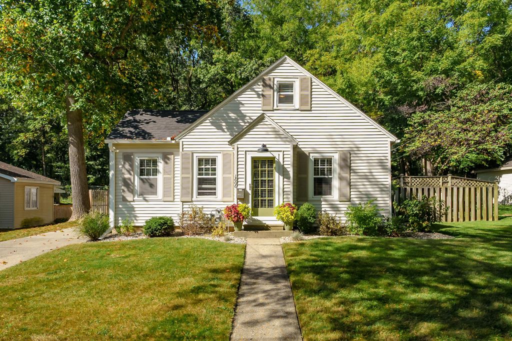 Photo of 1606 Merrill Street, Kalamazoo, MI 49008 (MLS # 26005977)