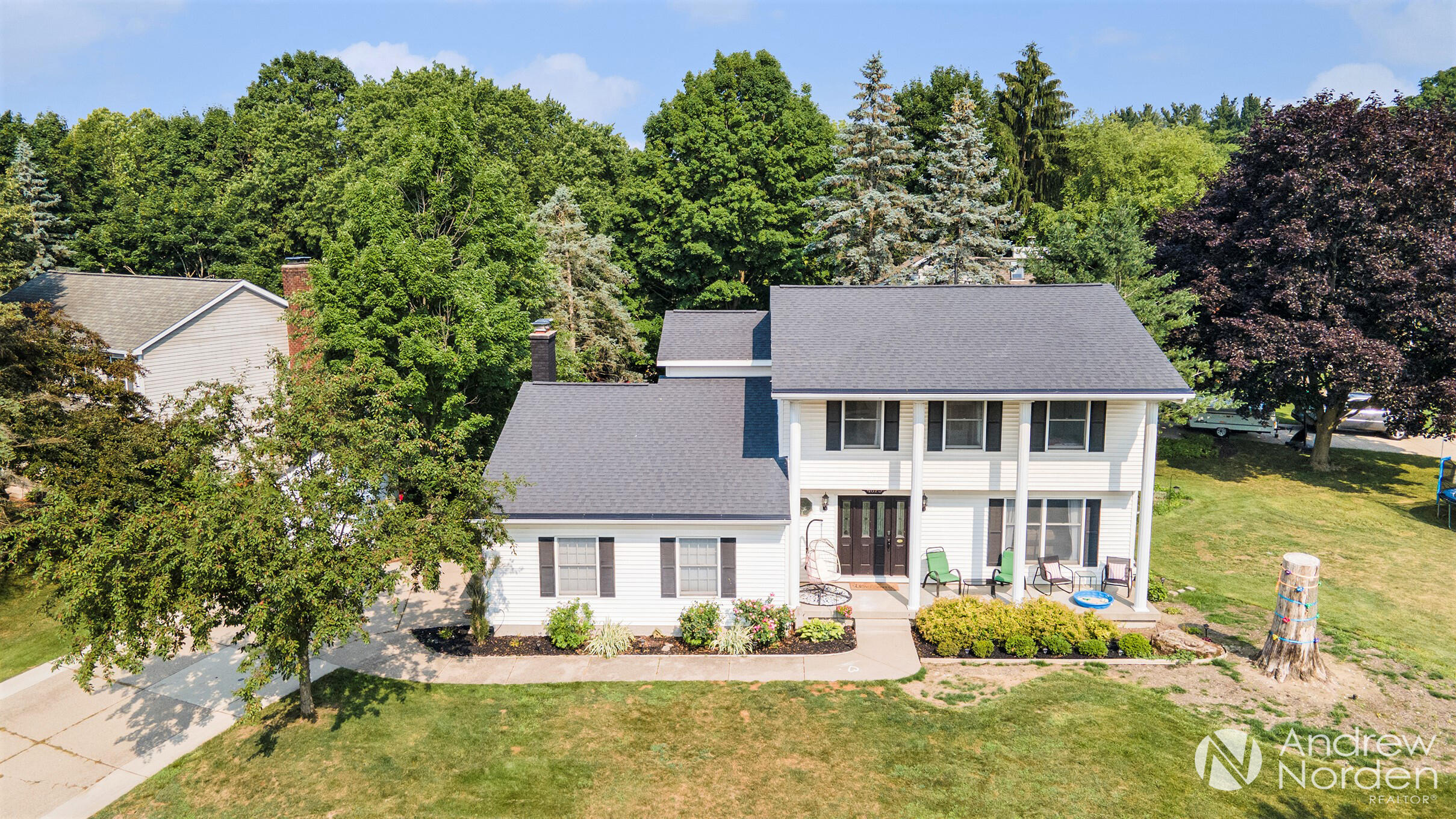 Grand Rapids, Michigan 49546, United States, 5 Bedrooms Bedrooms, ,4 BathroomsBathrooms,Residential,Pending,171923