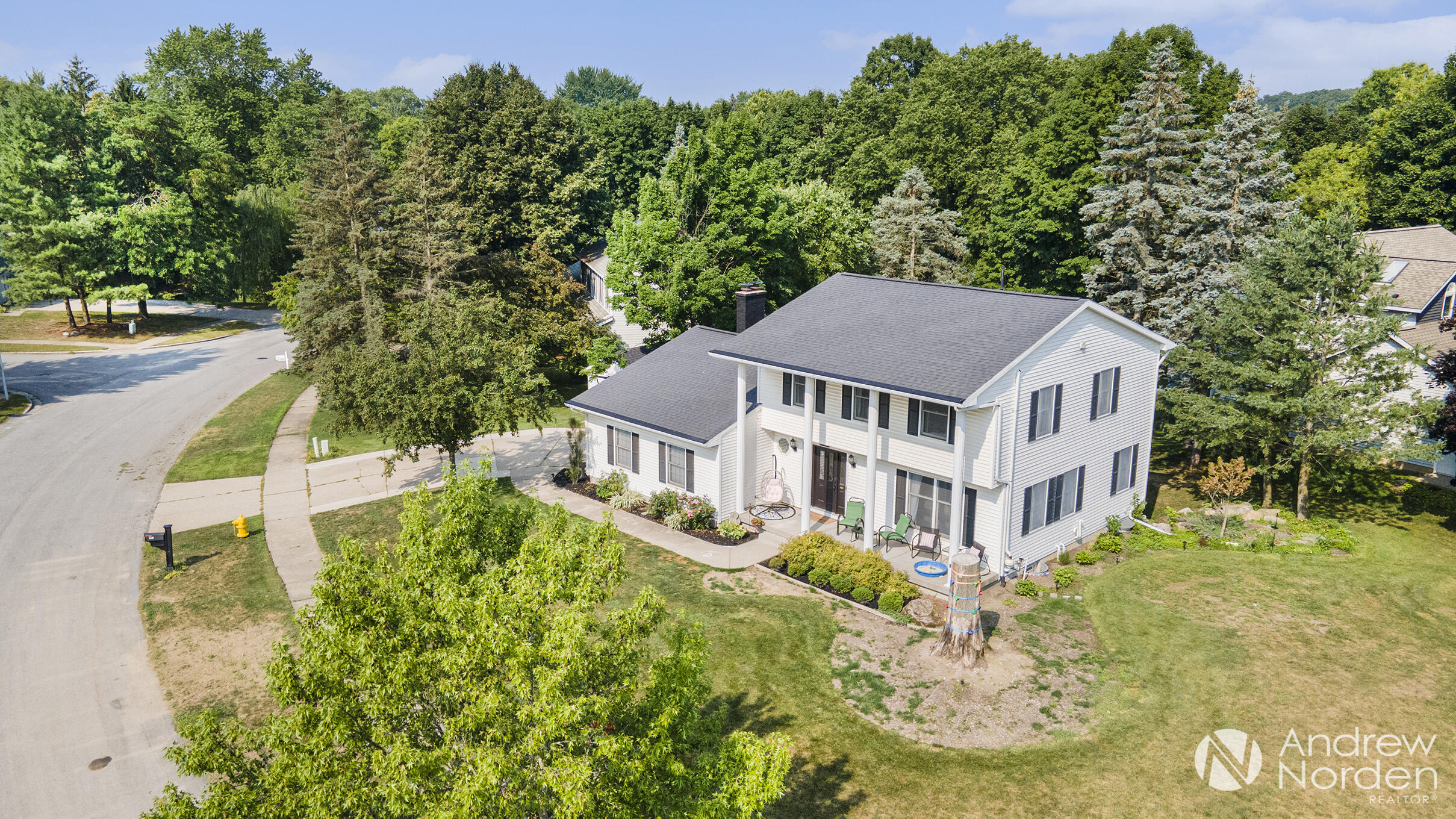 Grand Rapids, Michigan 49546, United States, 5 Bedrooms Bedrooms, ,4 BathroomsBathrooms,Residential,Pending,171923