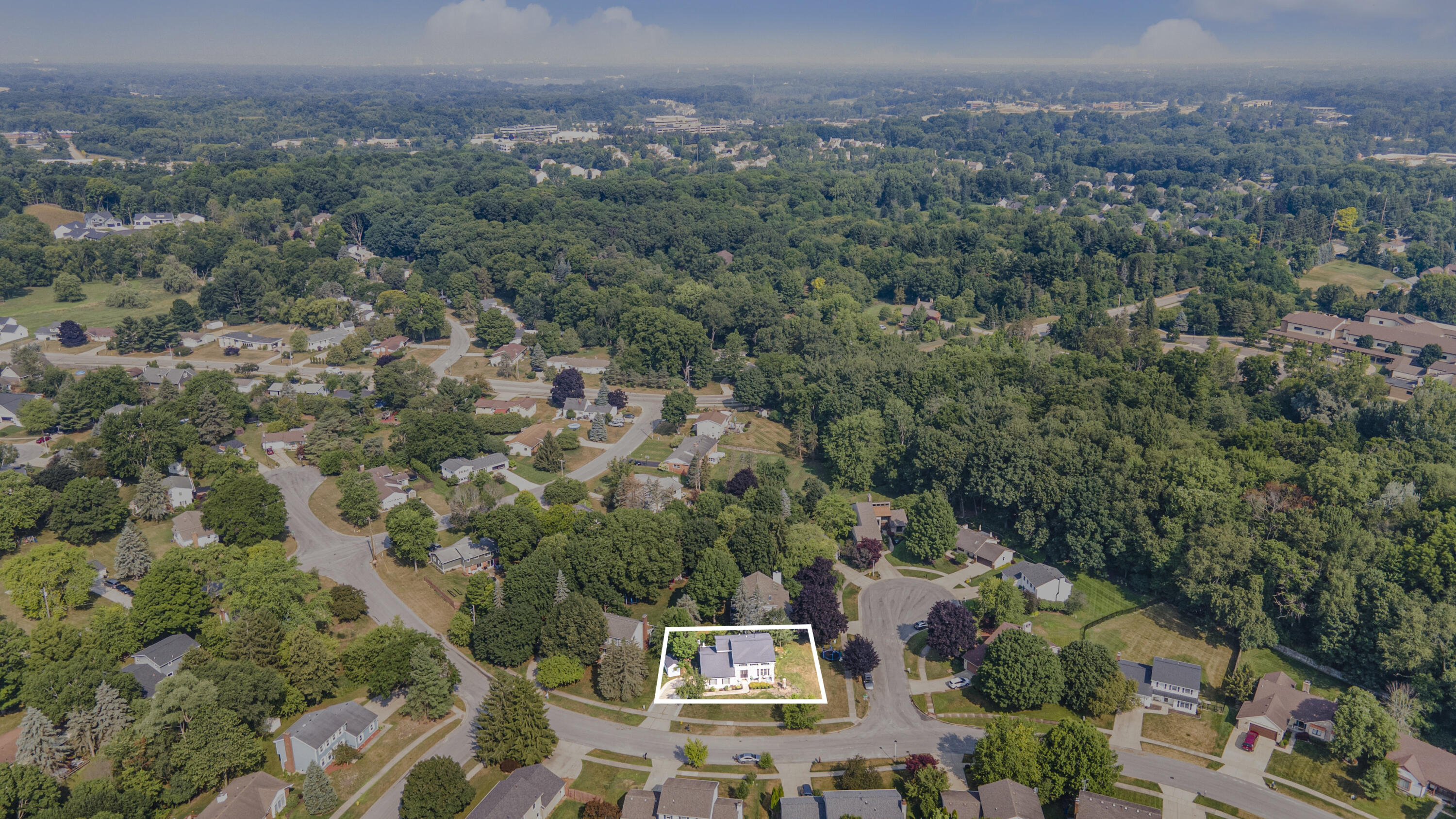 Grand Rapids, Michigan 49546, United States, 5 Bedrooms Bedrooms, ,4 BathroomsBathrooms,Residential,Pending,171923