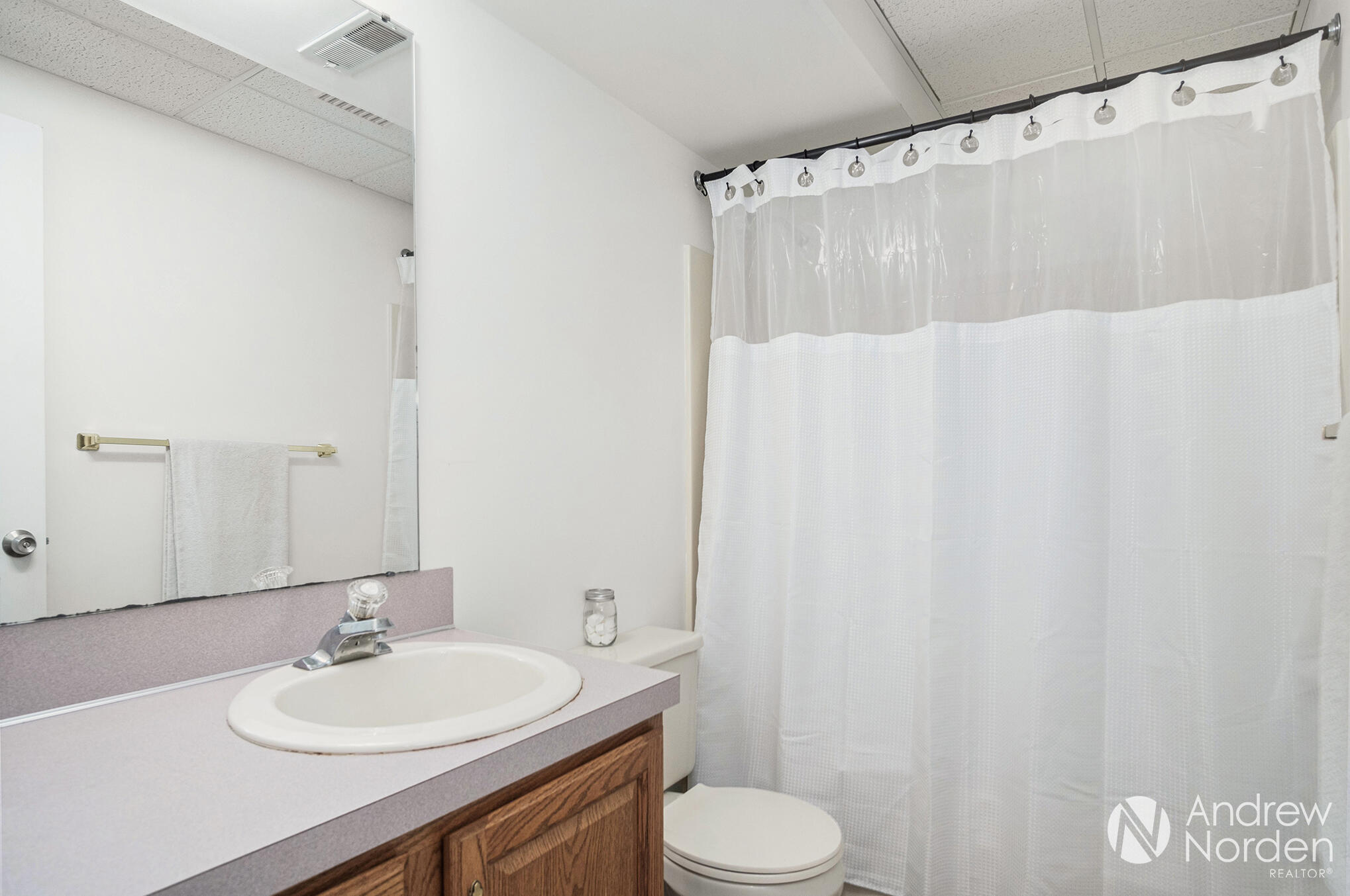 Grand Rapids, Michigan 49546, United States, 5 Bedrooms Bedrooms, ,4 BathroomsBathrooms,Residential,Pending,171923