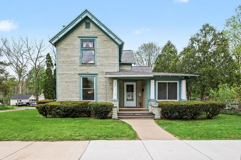 Photo of 527 N Monroe Street, Lowell, MI 49331 (MLS # 26018941)