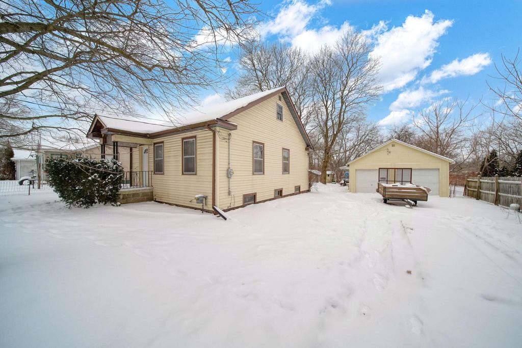 Photo of 610 Fairyland Avenue, Jackson, MI 49202 (MLS # 26002795)