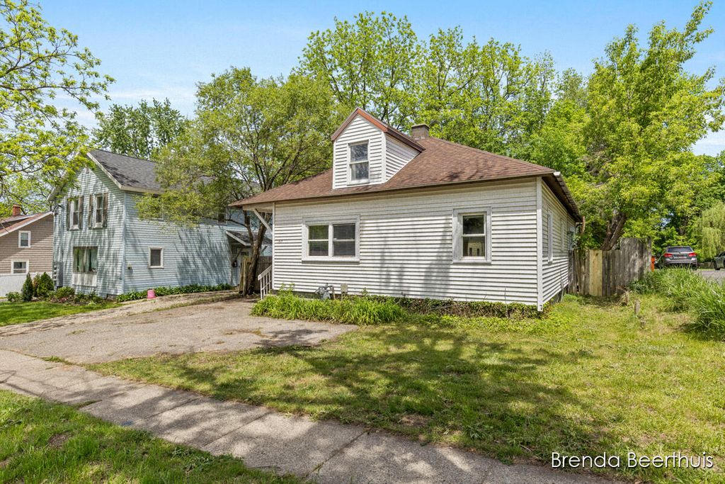 Photo of 165 E Division Street NE, Rockford, MI 49341 (MLS # 26025247)