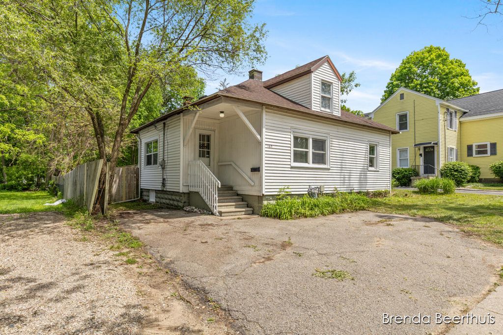 Photo of 165 E Division Street NE, Rockford, MI 49341 (MLS # 26025247)