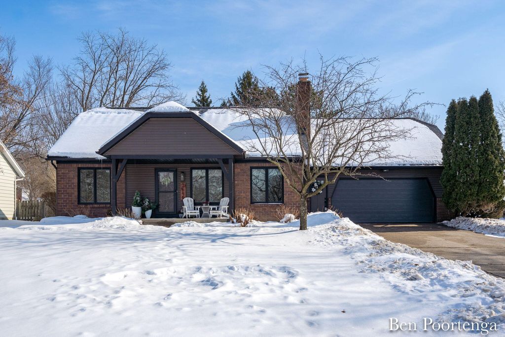 Photo of 2646 Monroe Avenue NE, Grand Rapids, MI 49505 (MLS # 26005108)