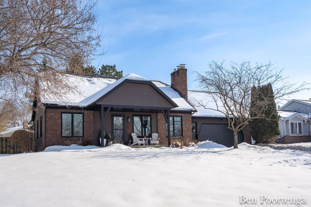 Photo of 2646 Monroe Avenue NE, Grand Rapids, MI 49505 (MLS # 26005108)