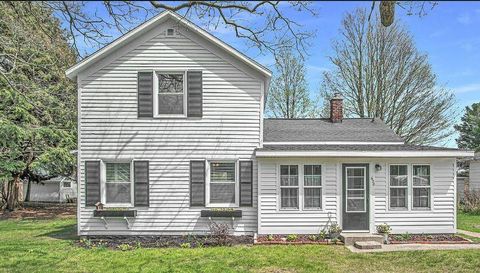 Photo of 620 N Lakeshore Drive, Ludington, MI 49431 (MLS # 26014873)