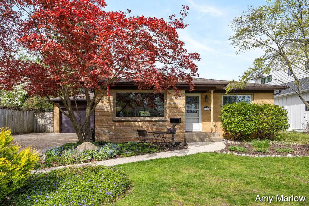 Photo of 1553 Ridgewood Avenue SE, East Grand Rapids, MI 49506 (MLS # 26018334)
