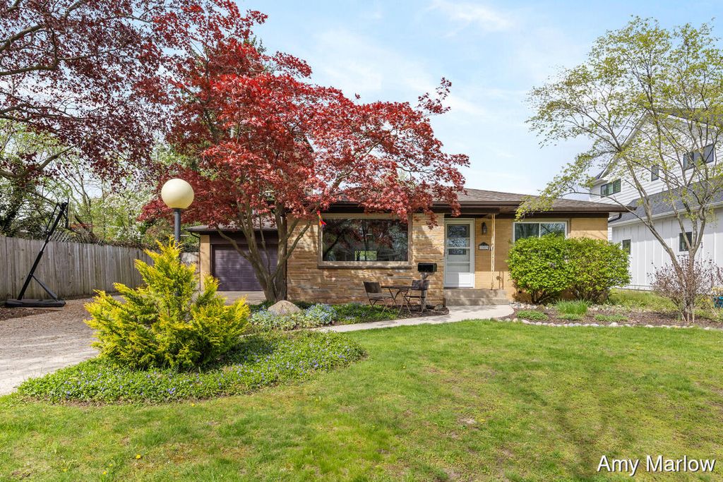 Photo of 1553 Ridgewood Avenue SE, East Grand Rapids, MI 49506 (MLS # 26018334)