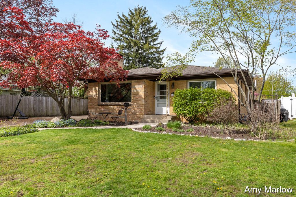 Photo of 1553 Ridgewood Avenue SE, East Grand Rapids, MI 49506 (MLS # 26018334)