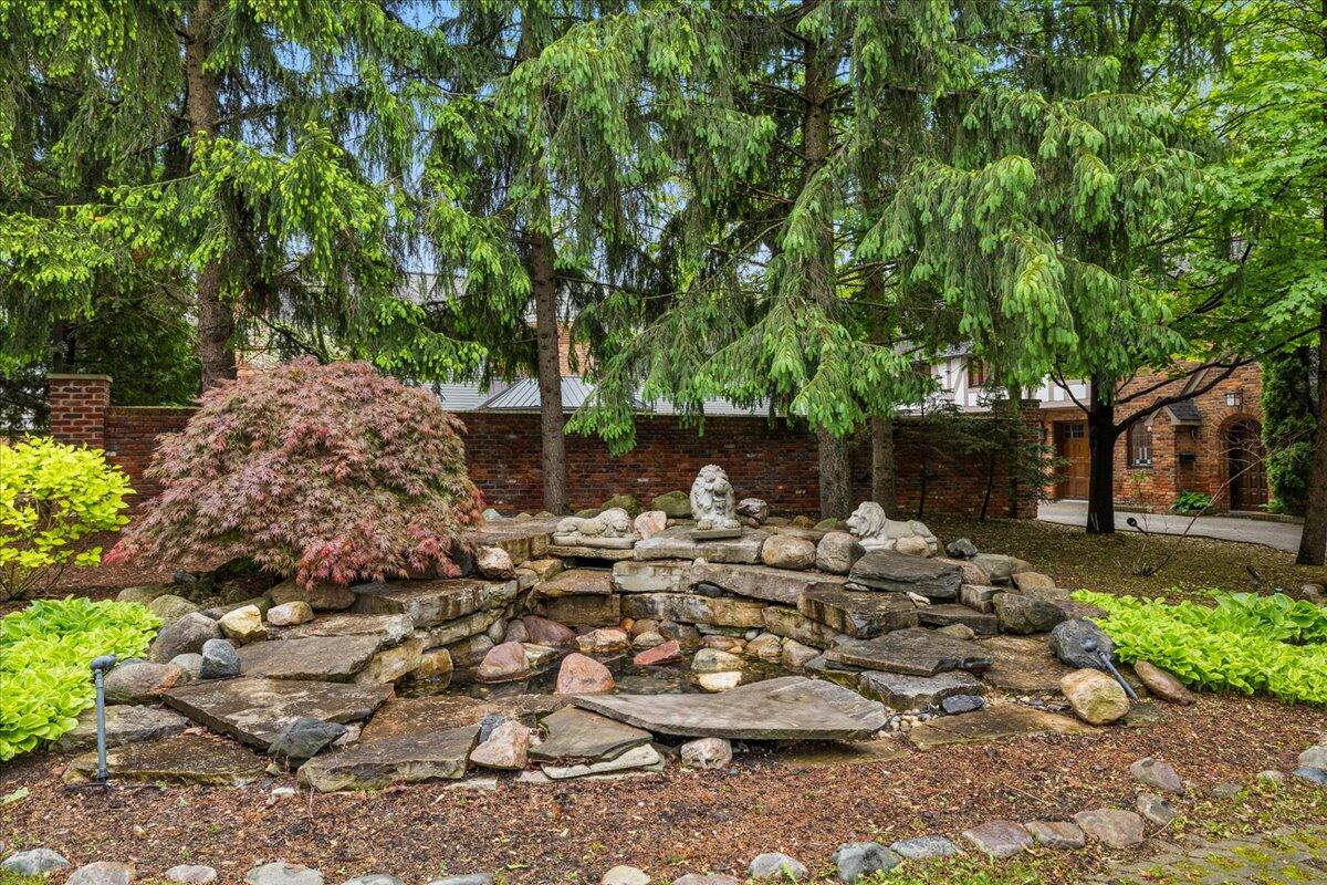490 E Long Lake Road