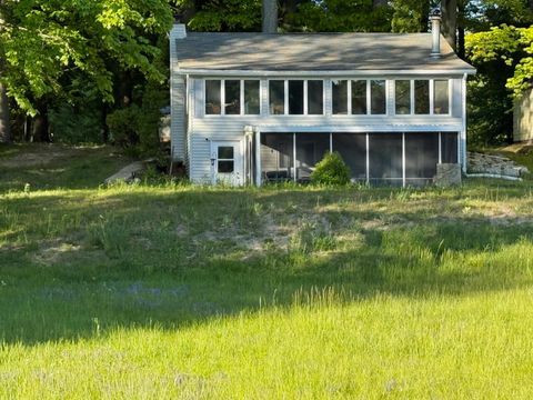 Photo of 4605 Hunters Trail, Six Lakes, MI 48886 (MLS # 25017584)